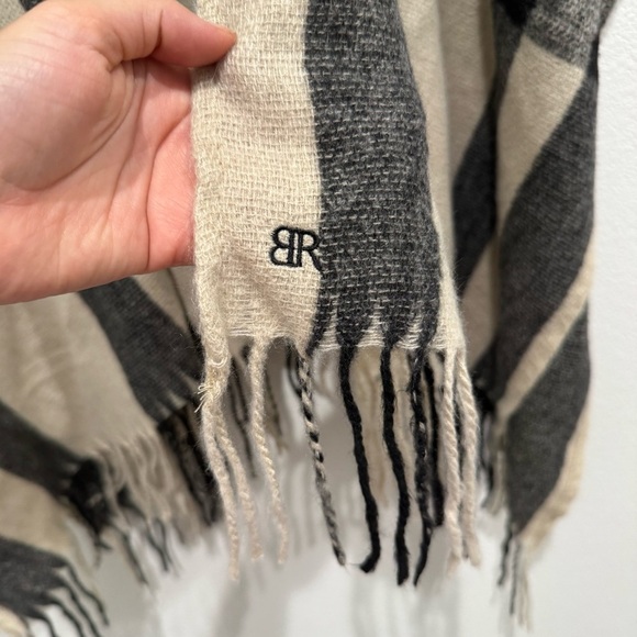 Banana Republic Erin Plaid Poncho Wrap OS Tan Black Cashmere Wool Fringe - Picture 3 of 6